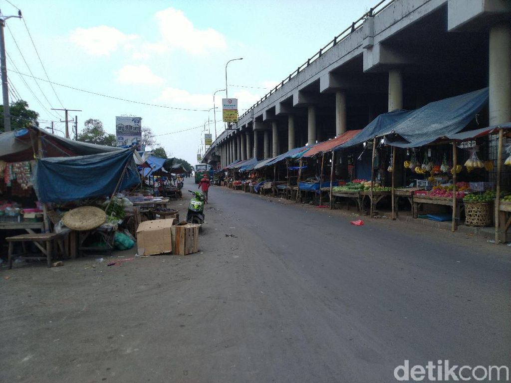 Tampak Kumuh, Camat Akan Relokasi PKL di Bawah Flyover Cileungsi Tampak Kumuh, Camat Akan Relokasi PKL di Bawah Flyover Cileungsi