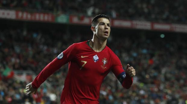 Ronaldo usai mencetak gol ke gawang Lithuania. (