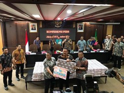 Ini Penampakan Uang Setara Tinggi Menara Eiffel yang Dikorup Kokos