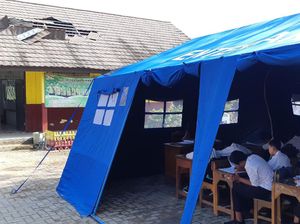 Atap Kelas Rusak, Siswa SD Negeri Banjarsari Banten Belajar di Tenda