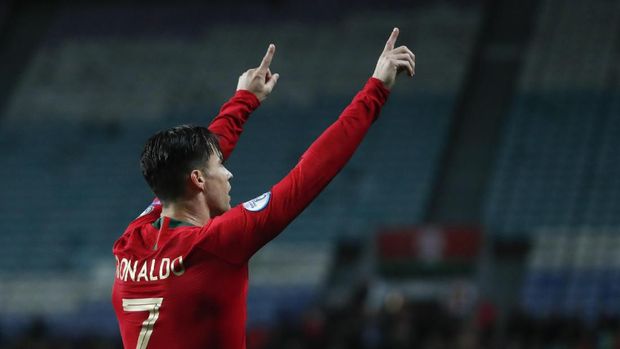 Cristiano Ronaldo mencetak hattrick ke gawang Lithuania.