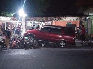 Sopir Ngantuk, MPV Tabrak 10 Motor Terparkir Pinggir Jalan di Blitar