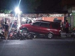 Sopir Ngantuk, MPV Tabrak 10 Motor Terparkir Pinggir Jalan di Blitar