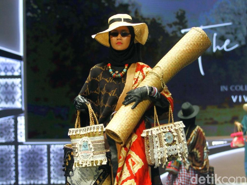 Gebrakan Vivi Zubedi, Desainer Abaya yang Kini Jual Tas dari Rumput Gebrakan Vivi Zubedi, Desainer Abaya yang Kini Jual Tas dari Rumput