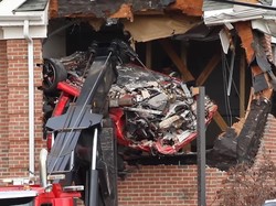 Kecelakaan, Porsche Sampai Terbang Jebol Lantai Dua Bangunan