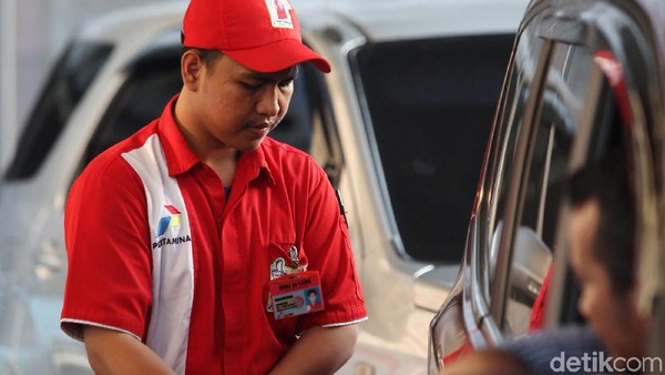 Warga membeli bbm subsidi jenis premium di SPBU Pertamina, Otista, Jakarta Timur, Jumat (15/11/2019). Pertamina berharap penyaluran BBM Bersubsidi tepat sasaran. Sebab yang terjadi di lapangan hingga kini BBM Bersubsidi masih banyak dikonsumsi oleh masyarakat yang secara ekonomi tergolong mampu.