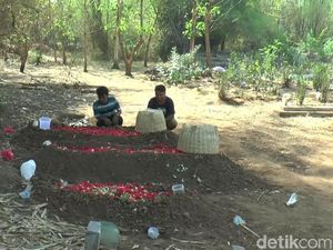 3 Korban Kecelakaan di Tol Gempol-Pasuruan Dimakamkan Berdampingan