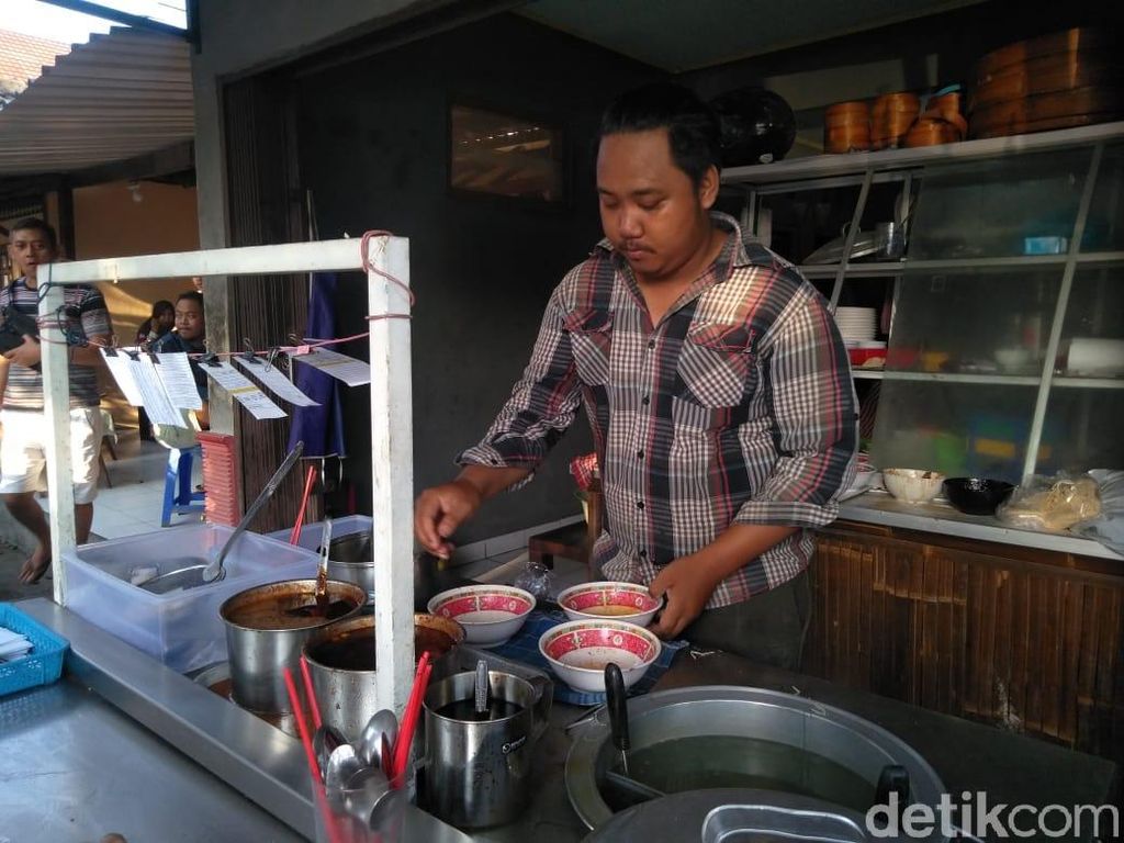 Mie Sapi Banteng: Antre Demi Menebus Kenikmatan Mie Khas Dusun Banteng Mie Sapi Banteng: Antre Demi Menebus Kenikmatan Mie Khas Dusun Banteng