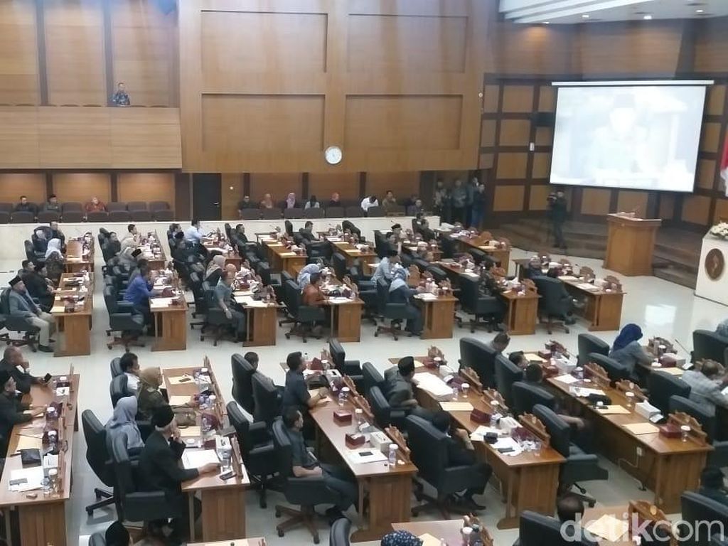 Ridwan Kamil Potong Gaji Kepala Dinas yang Absen Paripurna Ridwan Kamil Potong Gaji Kepala Dinas yang Absen Paripurna