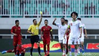 Pemain Iran mendapat kartu kuning dari wasit.