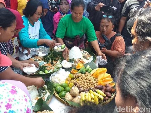 Momen Pedagang Pasar Gede Syukuran Kelahiran Cucu Jokowi