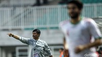 Pelatih Indra Sjafri memberikan intruksi kepada anak didiknya.