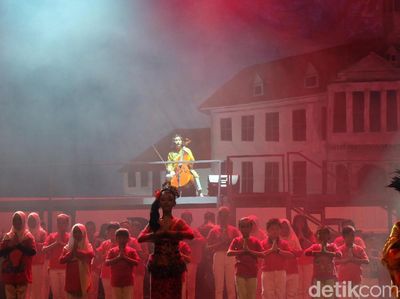 Aksi Veronica Tan Bareng Anak di Operet Aku Anak Rusun 2