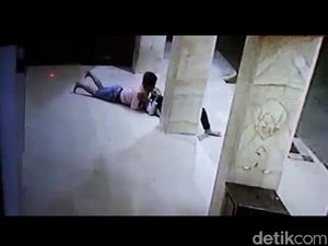 Terlalu, Muda-mudi Bercumbu Tengah Malam di Teras Masjid Terekam CCTV