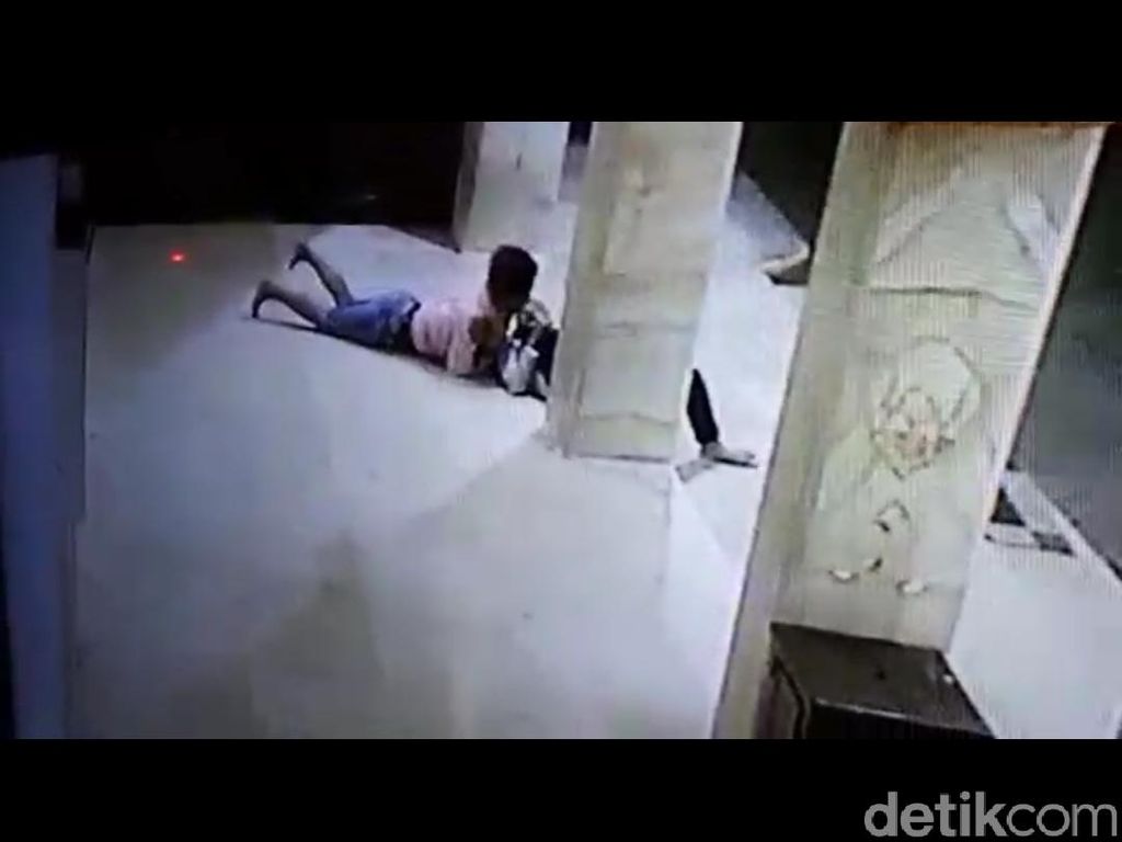 Video: Pasangan Kekasih Terekam CCTV Lagi Bercumbu di Teras Masjid Video: Pasangan Kekasih Terekam CCTV Lagi Bercumbu di Teras Masjid