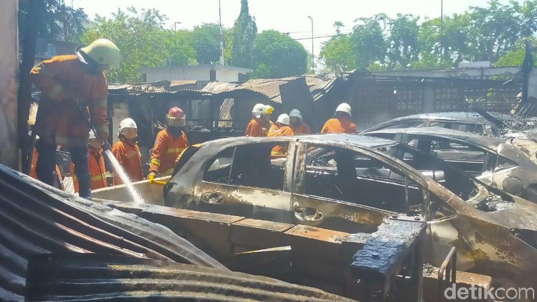 Tempat Penitipan Mobil di Pasar Beras Terbakar, 10 Mobil Hangus