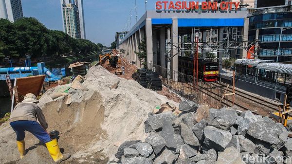 Jelang Musim Hujan, Tanggul Banjir Kanal Barat Diperkuat