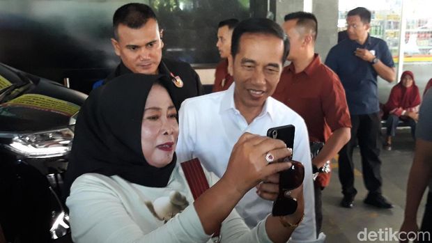 Tinggalkan RS PKU, Jokowi dan Jan Ethes Bagikan Kaus