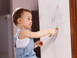 6 Bahan Ini Bisa Hilangkan Noda Krayon Di Dinding Tanpa Rusak Cat