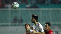 Seorang pemain Iran bersiap menanduk bola.