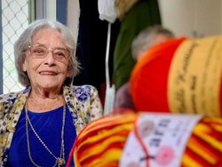 Di Usia 92 Tahun, Perempuan Ini Jahit 20.000 Baju Untuk Anak-Anak India