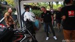 Gaya Santai Lothar Mattheus Blusukan di Bundaran HI