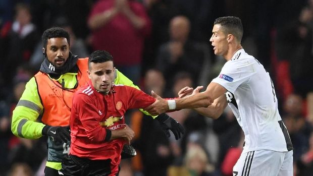 Seorang penyusup diamankan petugas di laga MU lawan Juventus. 