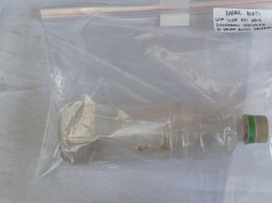 Daftar Barang Bukti Teror Air Keras Dipamerkan: Botol hingga Soda Api