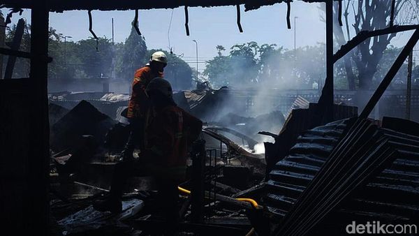 Potret Kebakaran yang Hanguskan 10 Mobil