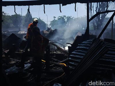 Potret Kebakaran yang Hanguskan 10 Mobil