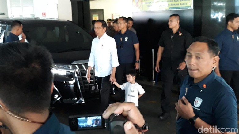 Tinggalkan RS PKU Solo, Jokowi dan Jan Ethes Bagikan Kaus