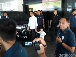 Tinggalkan RS PKU Solo, Jokowi dan Jan Ethes Bagikan Kaus