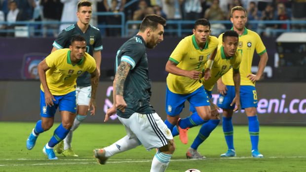 Lionel Messi mencetak gol kemenangan Argentina atas Brasil 1-0. (