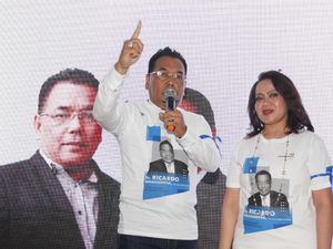 Ricardo Simanjuntak dan Melli Darsa Maju Caketum Peradi