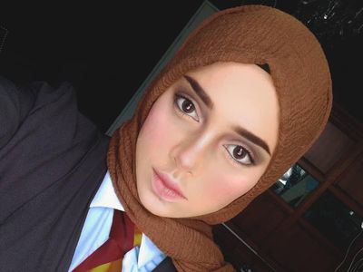 Jago Banget, Hijaber Ini Bisa Bertransformasi Jadi Annabelle Hingga Hermione