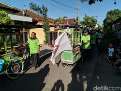 Keseruan Kirab Budaya Alat Membuat Sate Tempo Dulu di Ponorogo