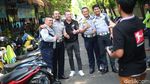 Gaya Santai Lothar Mattheus Blusukan di Bundaran HI