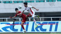 Dule sengit terjadi sepanjang babak kedua, perebutan bola di udara kerap terjadi.