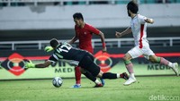 Rafli berhasil mendapatkan bola dan menggiringnya hingga melewati pemain Iran. Tendangan kaki kirinya tak bisa diantisipasi oleh Iran.