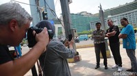 Dia juga berfoto dengan warga yang masih mengenalinya.