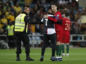 Ragam Penyusup di Laga-Laga Ronaldo: Minta Pelukan, Selfie, sampai Cium Pipi