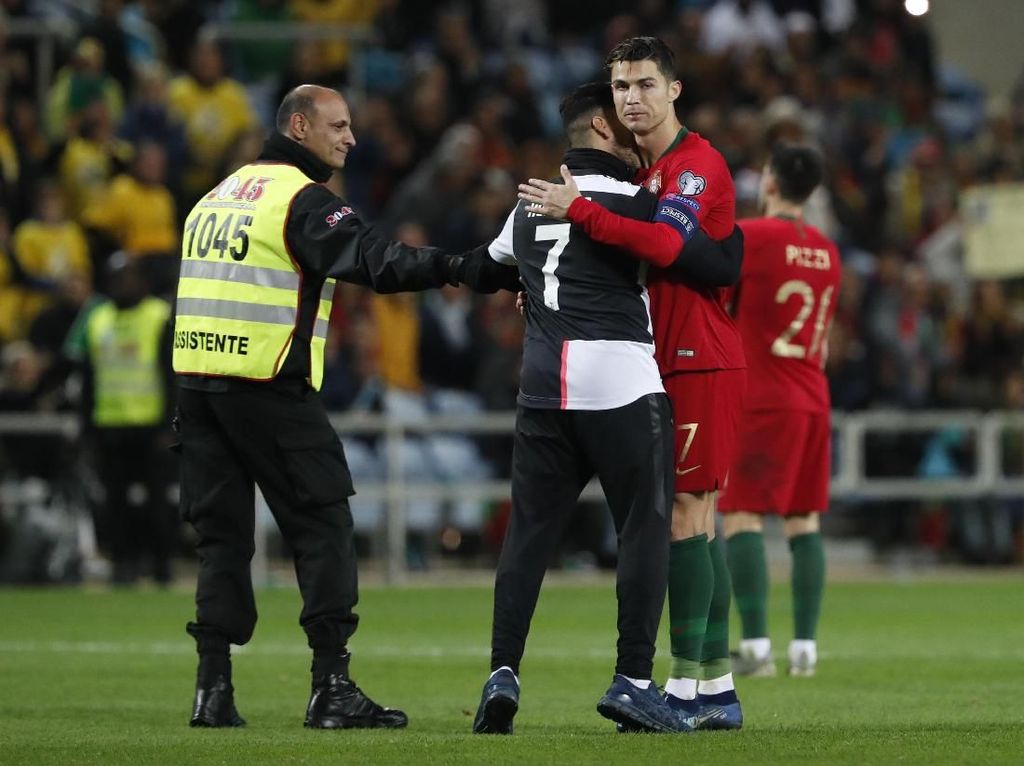 Ragam Penyusup di Laga-Laga Ronaldo: Minta Pelukan, Selfie, sampai Cium Pipi Ragam Penyusup di Laga-Laga Ronaldo: Minta Pelukan, Selfie, sampai Cium Pipi