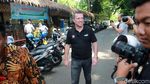 Gaya Santai Lothar Mattheus Blusukan di Bundaran HI