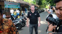 Ia sempat melihat-lihat lansekap Jakarta, melihat-lihat kantin di kawasan HI.