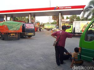 Solar Langka di Bojonegoro, Kendaraan Menumpuk di SPBU Berjam-jam