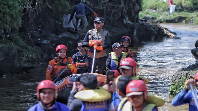 Bima Arya Bareng Ratusan Warga Bogor Bersih-bersih Sungai Ciliwung