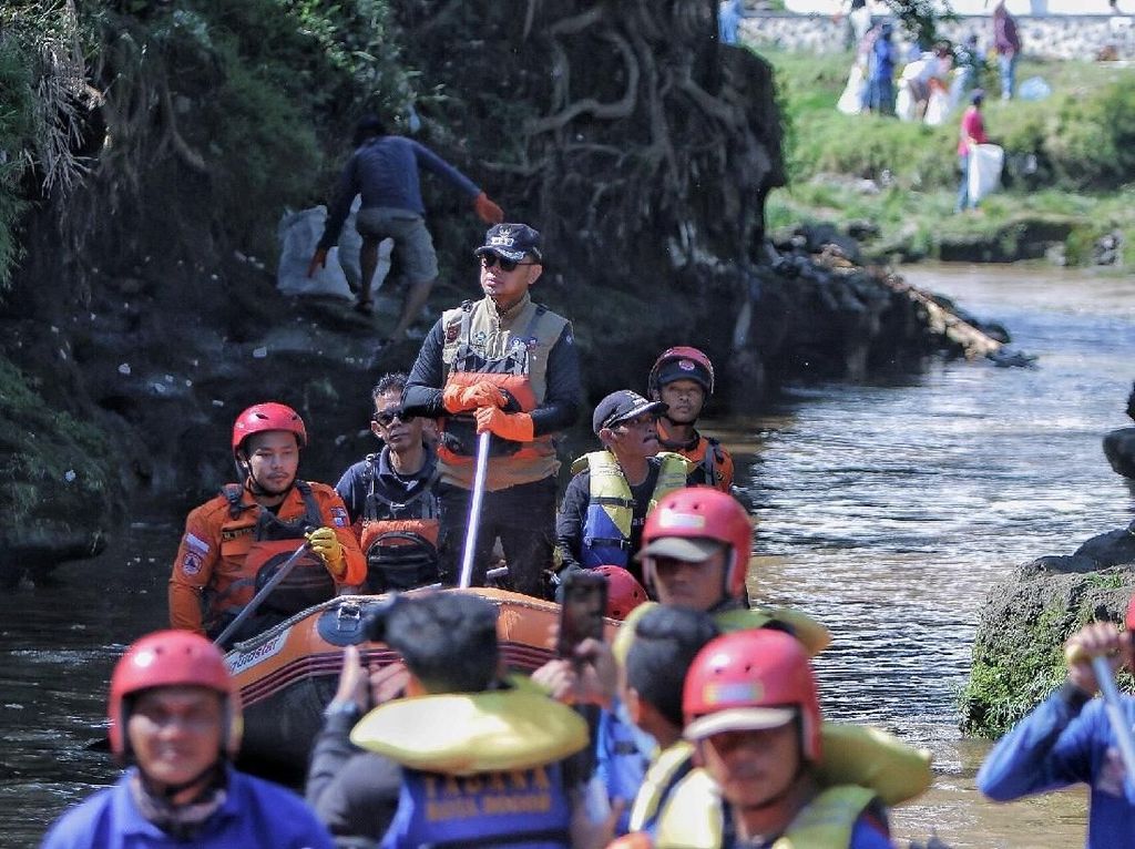 Bima Arya Bareng Ratusan Warga Bogor Bersih-bersih Sungai Ciliwung Bima Arya Bareng Ratusan Warga Bogor Bersih-bersih Sungai Ciliwung