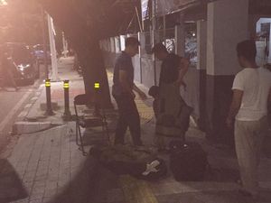 Benda Mencurigakan Ditemukan Depan Rumah Airlangga, Ternyata Isinya Pakaian