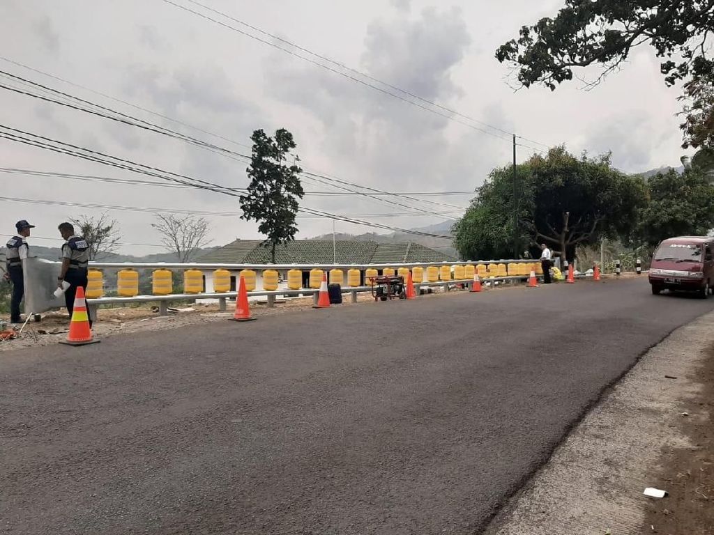 Roller Barrier Terpasang, Kang Emil Minta Netizen Jangan Lakukan Ini Roller Barrier Terpasang, Kang Emil Minta Netizen Jangan Lakukan Ini