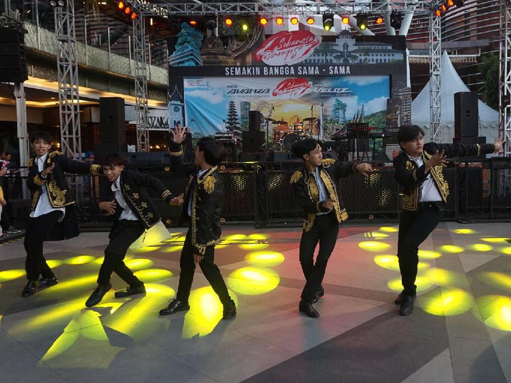 Ada Oppa-oppa Korea Nge-dance di Avanza-Veloz Sebangsa Bandung Ada Oppa-oppa Korea Nge-dance di Avanza-Veloz Sebangsa Bandung